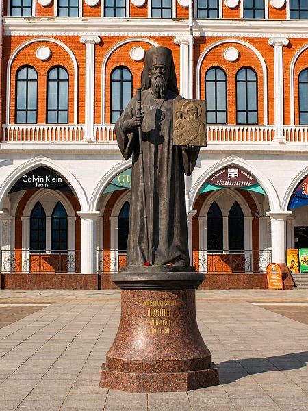 Памятник Священномученику Леониду